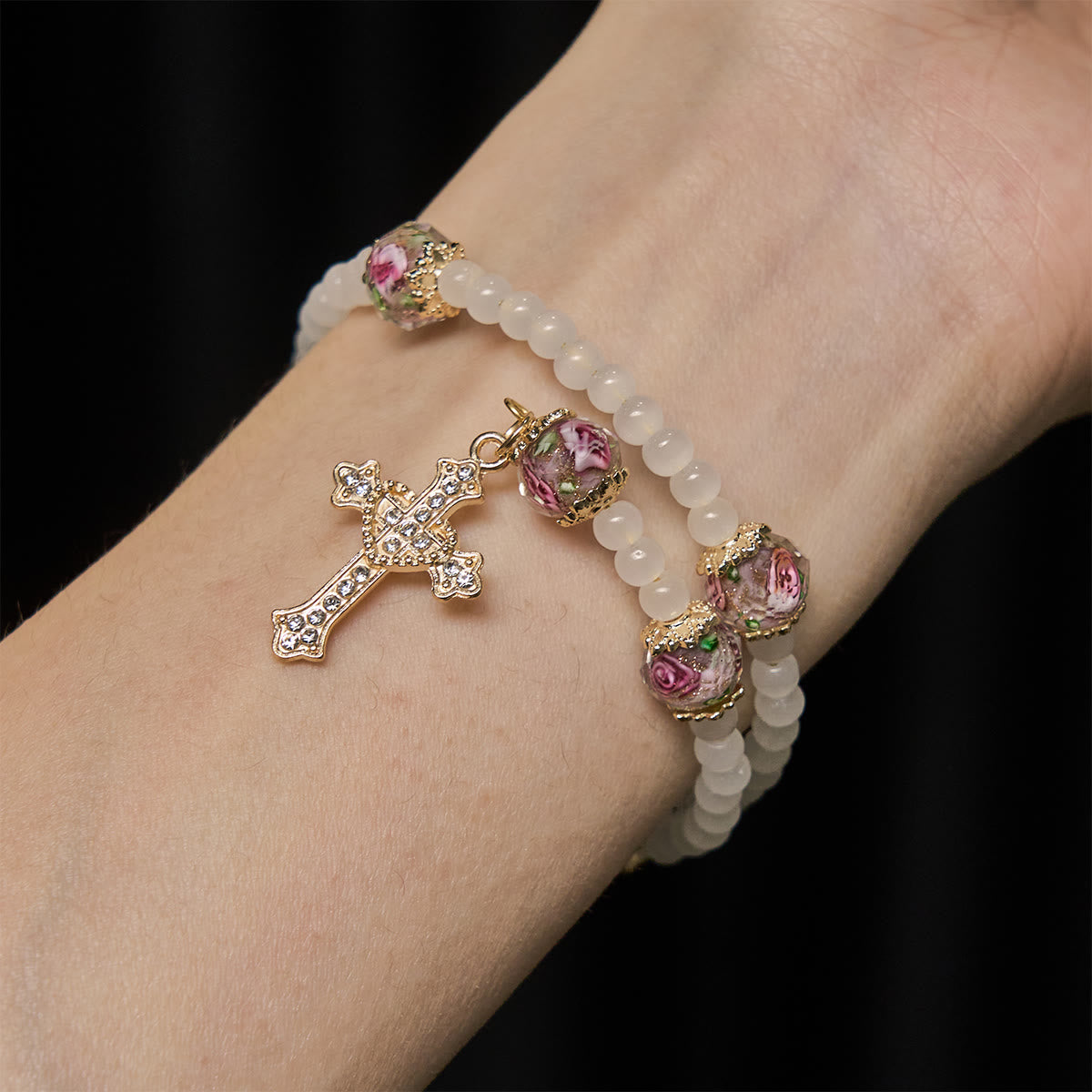 Pulsera de Rosario de Alambre de Memoria con Acentos Florales: Tierna Devoción para los Momentos Diarios