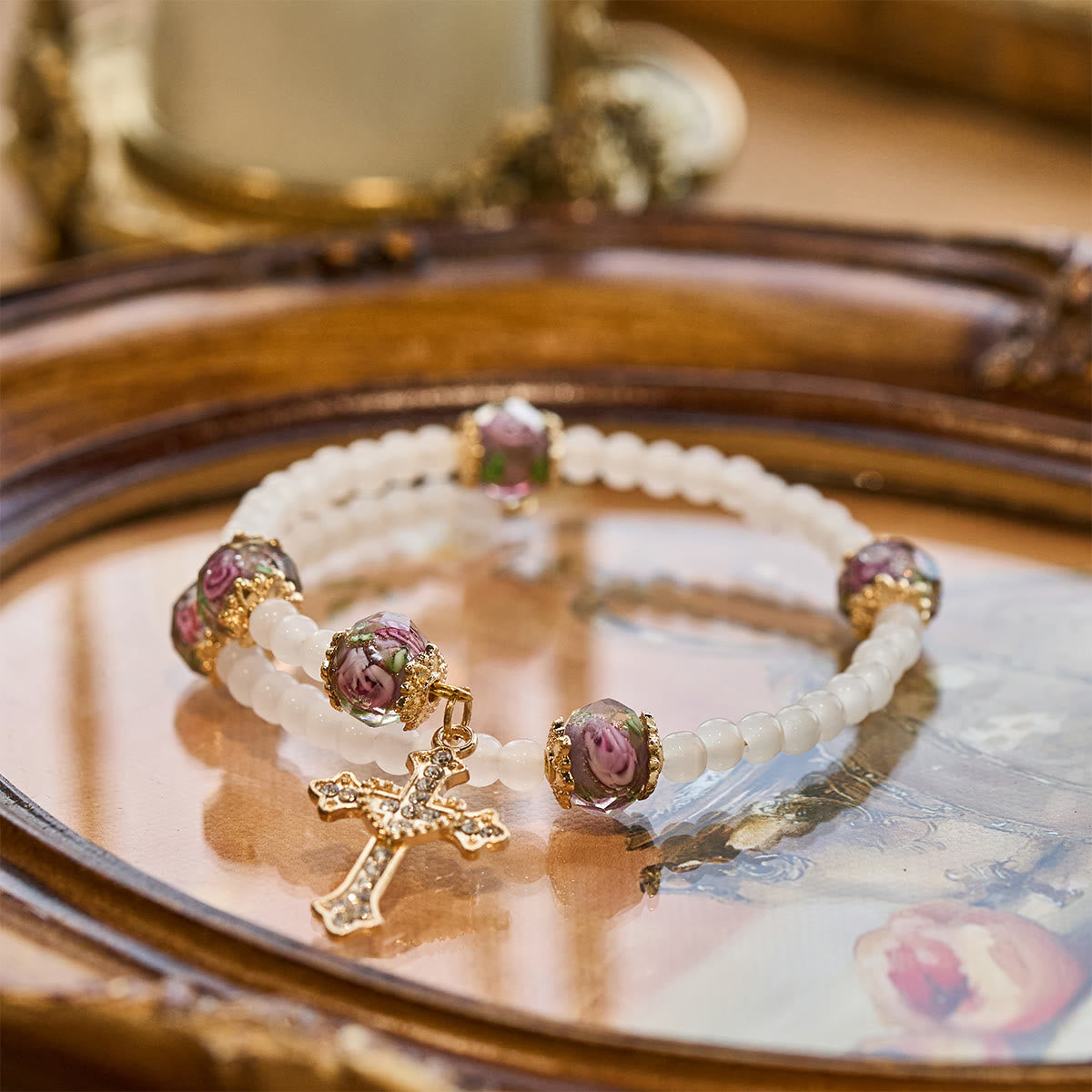Pulsera de Rosario de Alambre de Memoria con Acentos Florales: Tierna Devoción para los Momentos Diarios