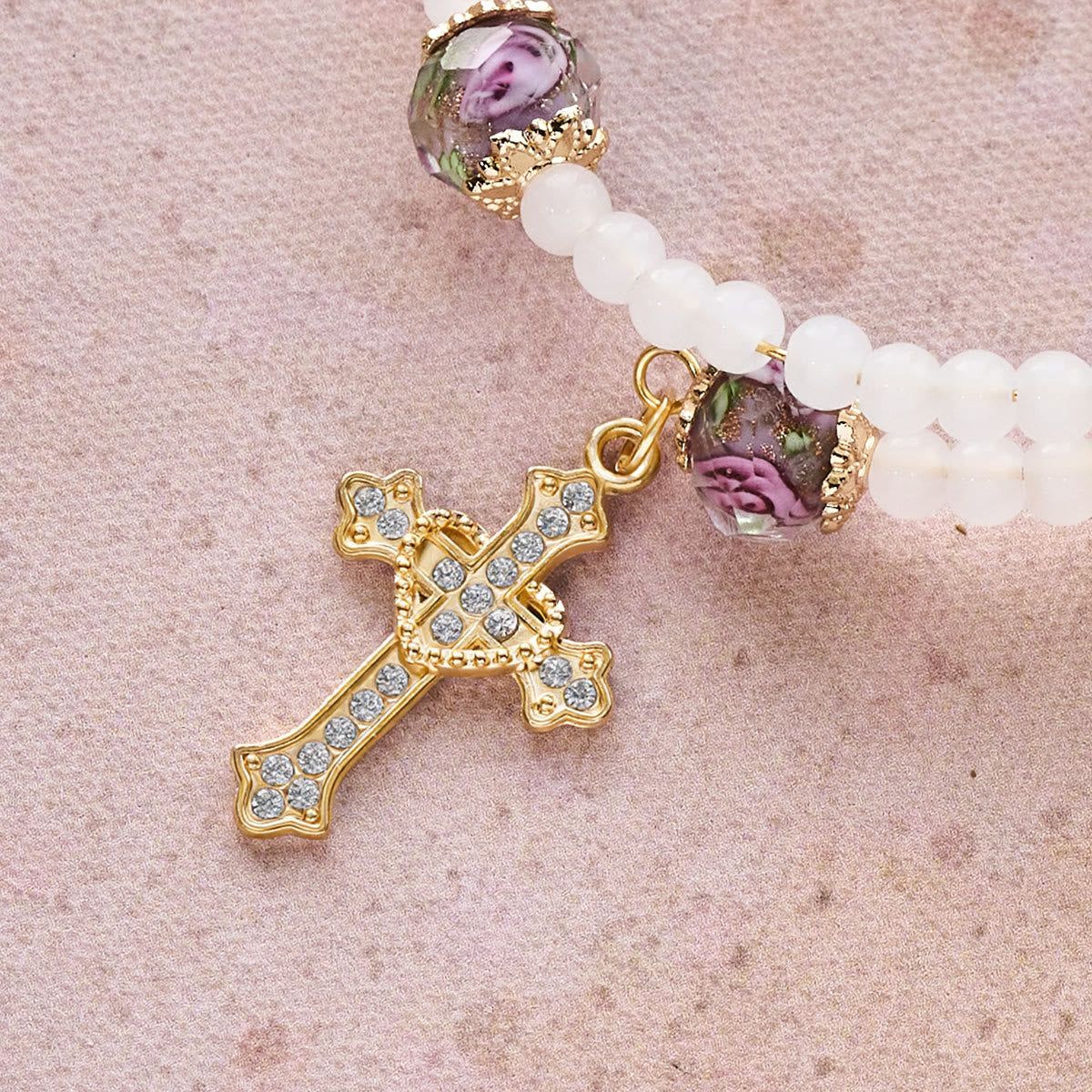 Pulsera de Rosario de Alambre de Memoria con Acentos Florales: Tierna Devoción para los Momentos Diarios