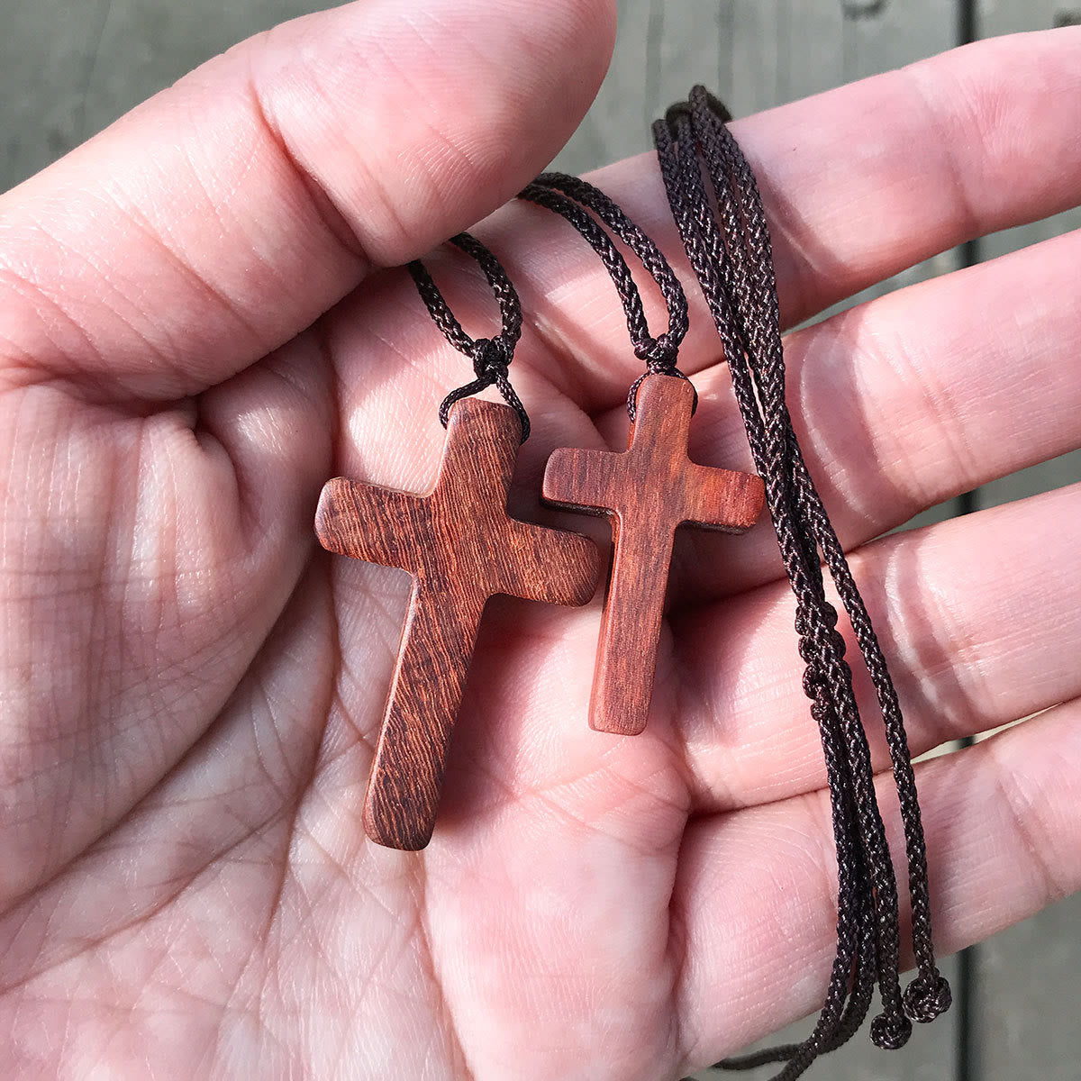 Collar con cruz de sándalo rojo hecho a mano — Devoción sencilla, uso diario