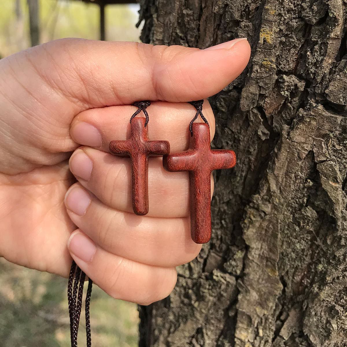 Collar con cruz de sándalo rojo hecho a mano — Devoción sencilla, uso diario