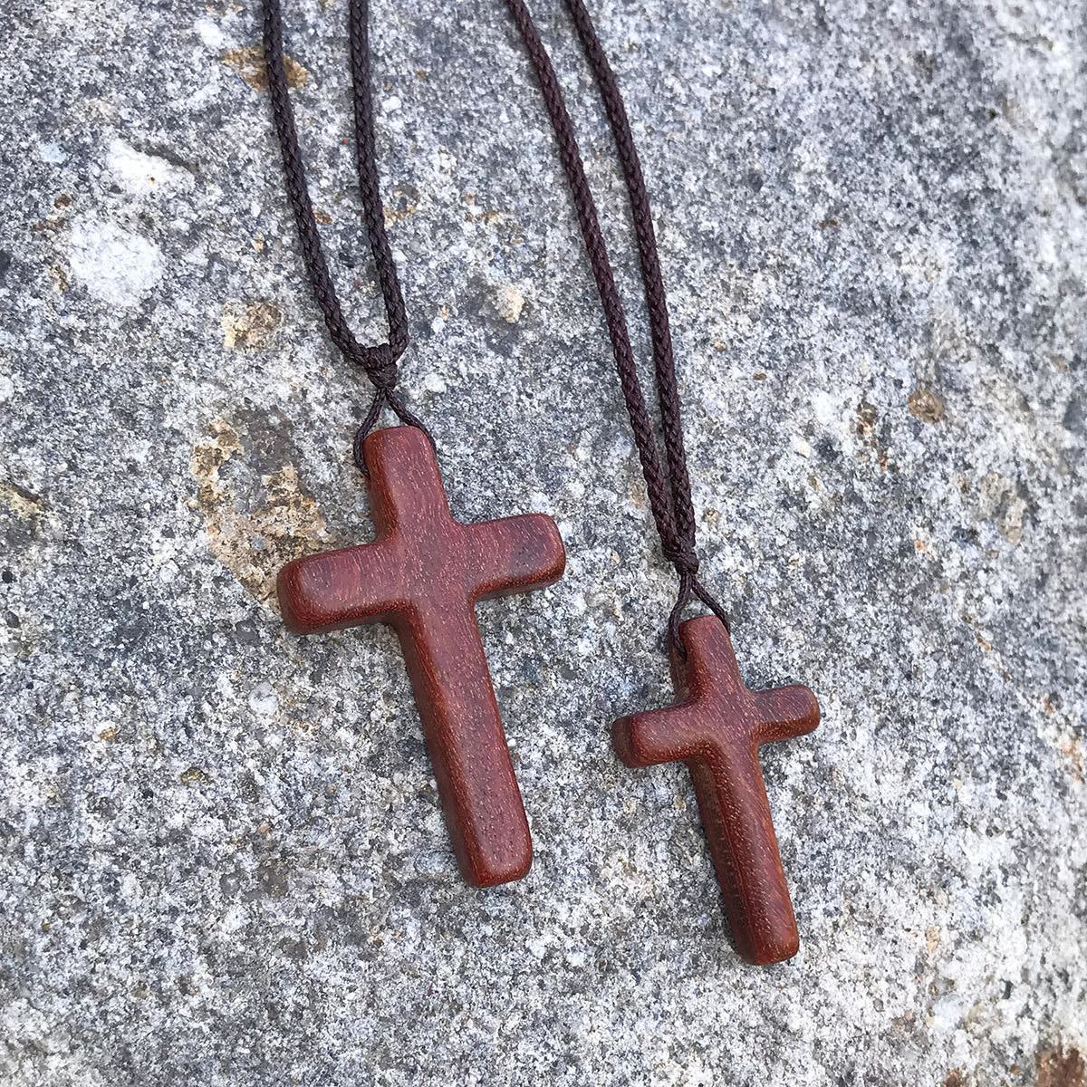 Collar con cruz de sándalo rojo hecho a mano — Devoción sencilla, uso diario
