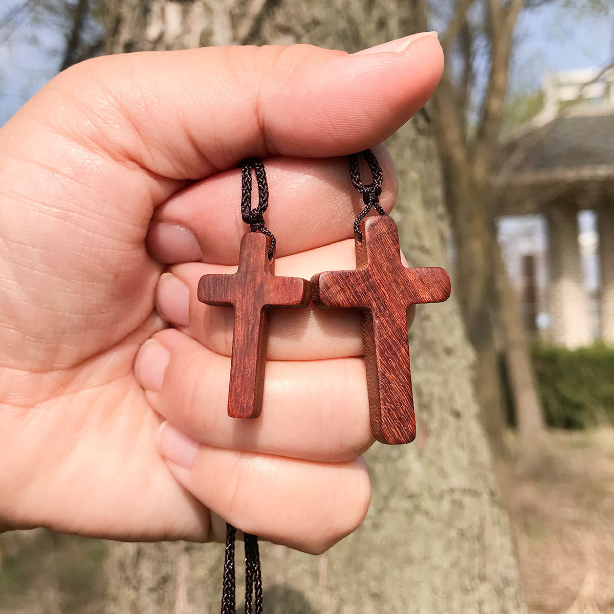 Collar con cruz de sándalo rojo hecho a mano — Devoción sencilla, uso diario