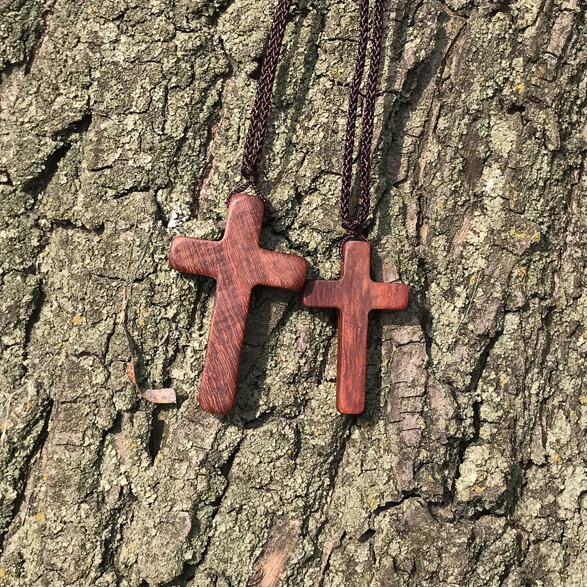 Collar con cruz de sándalo rojo hecho a mano — Devoción sencilla, uso diario