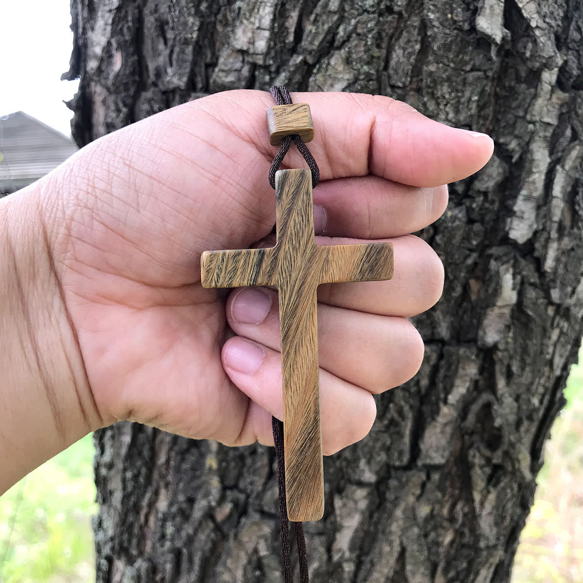Collar con Cruz de Sándalo Rojo y Verde — Símbolo de Bendición de Veta Natural