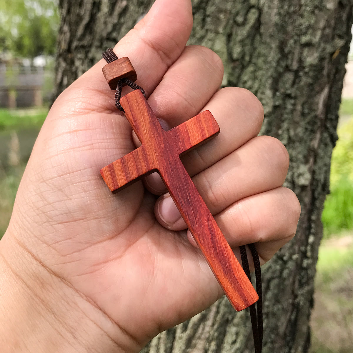 Collar con Cruz de Sándalo Rojo y Verde — Símbolo de Bendición de Veta Natural