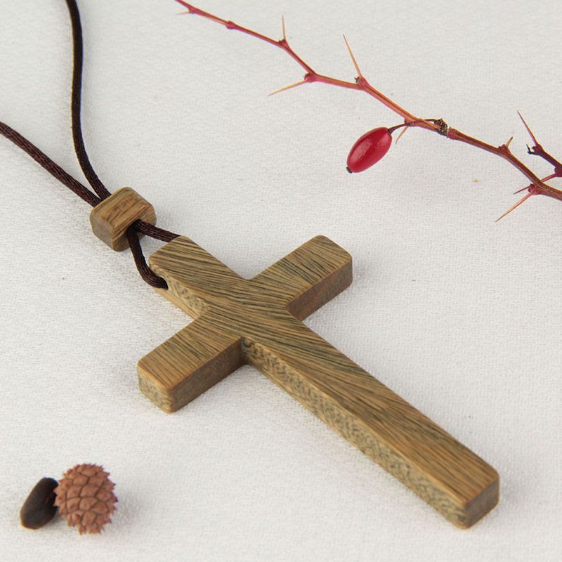 Collar con Cruz de Sándalo Rojo y Verde — Símbolo de Bendición de Veta Natural