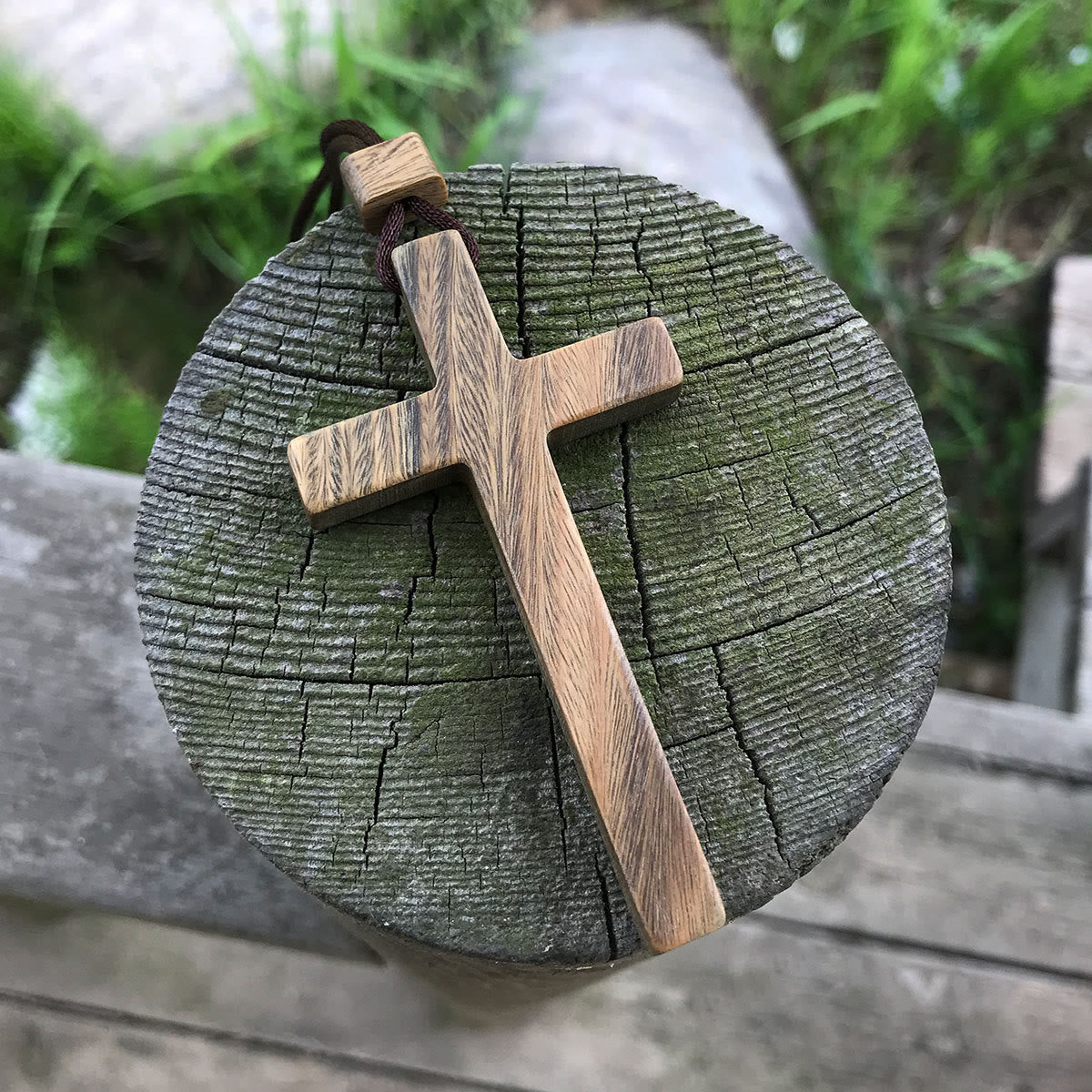Collar con Cruz de Sándalo Rojo y Verde — Símbolo de Bendición de Veta Natural