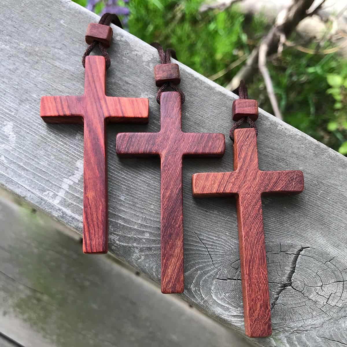 Collar con Cruz de Sándalo Rojo y Verde — Símbolo de Bendición de Veta Natural