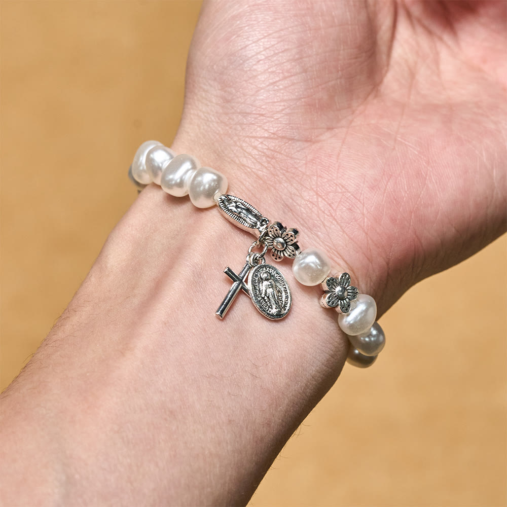 Pulsera Luz de Gracia — Cuentas Suaves con Dijes Devocionales
