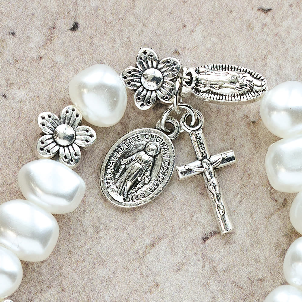 Pulsera Luz de Gracia — Cuentas Suaves con Dijes Devocionales