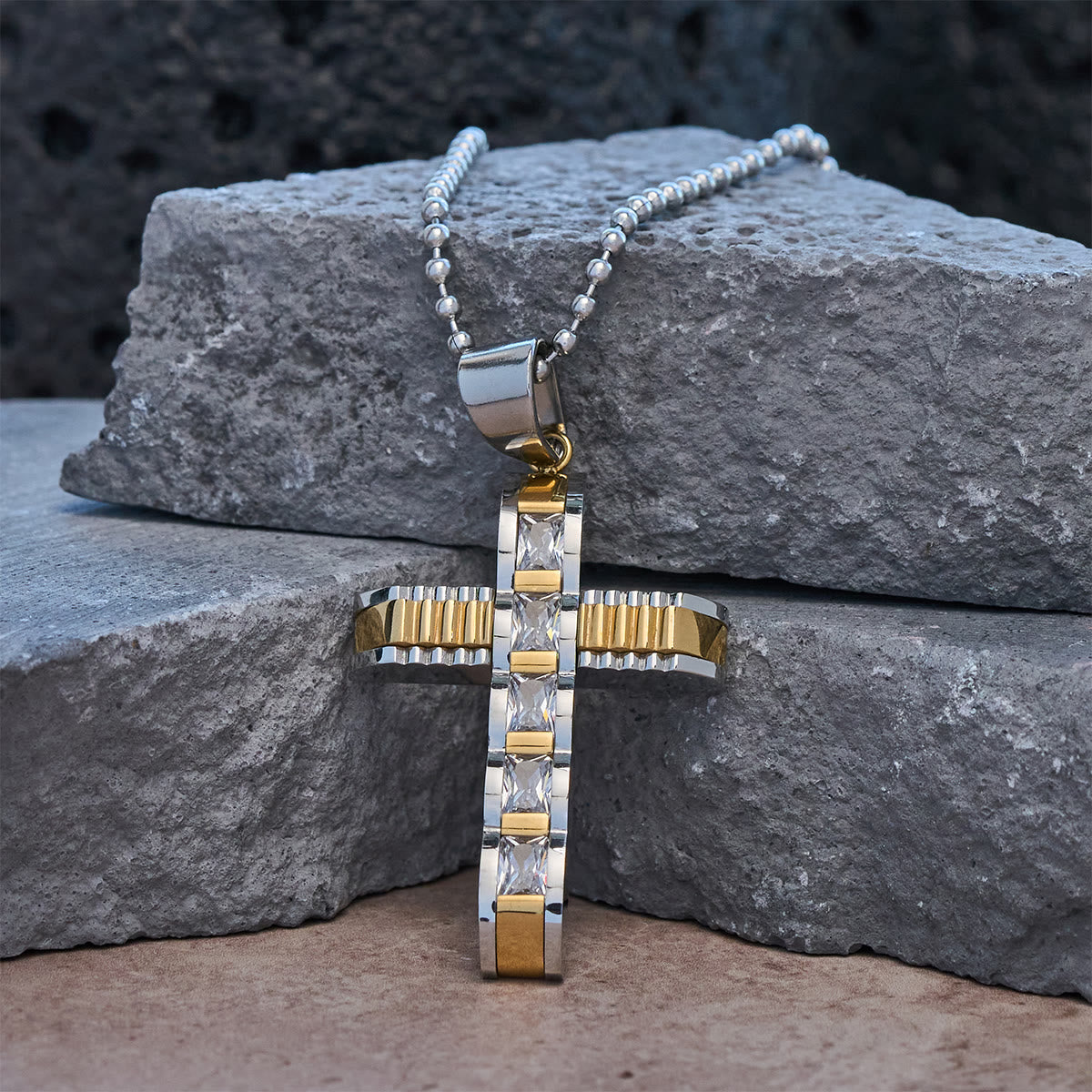 Collar de cruz de circonitas de aleación de 4 colores: pequeño amuleto diario de fe para un estilo personal