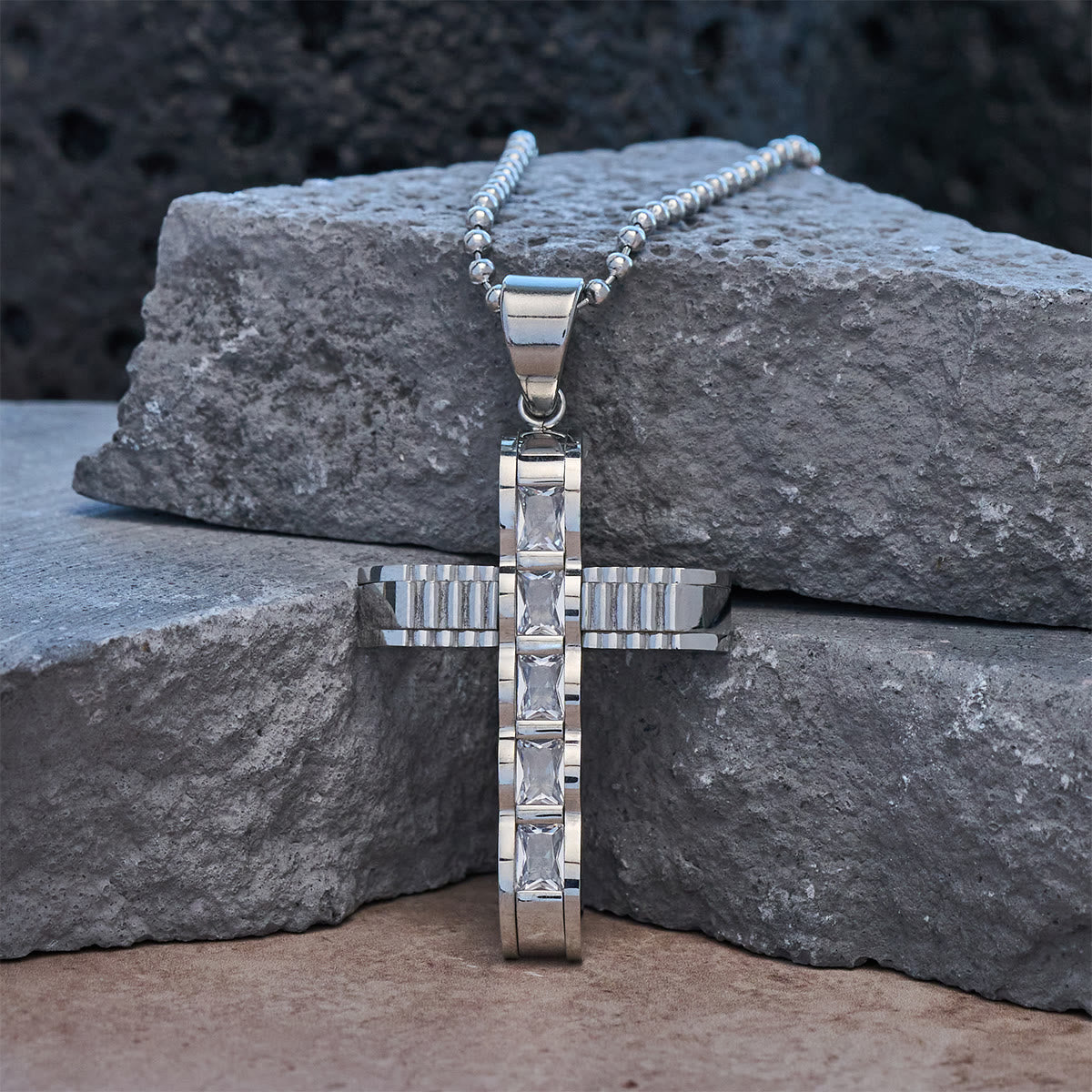 Collar de cruz de circonitas de aleación de 4 colores: pequeño amuleto diario de fe para un estilo personal