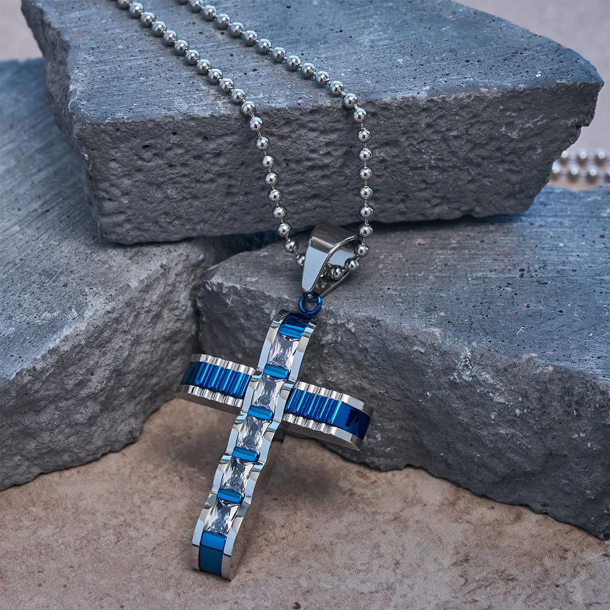 Collar de cruz de circonitas de aleación de 4 colores: pequeño amuleto diario de fe para un estilo personal