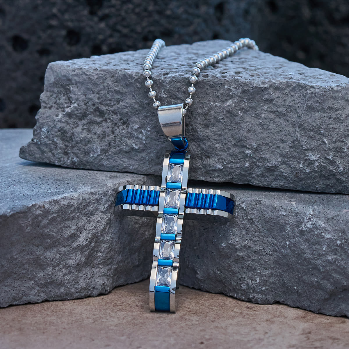 Collar de cruz de circonitas de aleación de 4 colores: pequeño amuleto diario de fe para un estilo personal