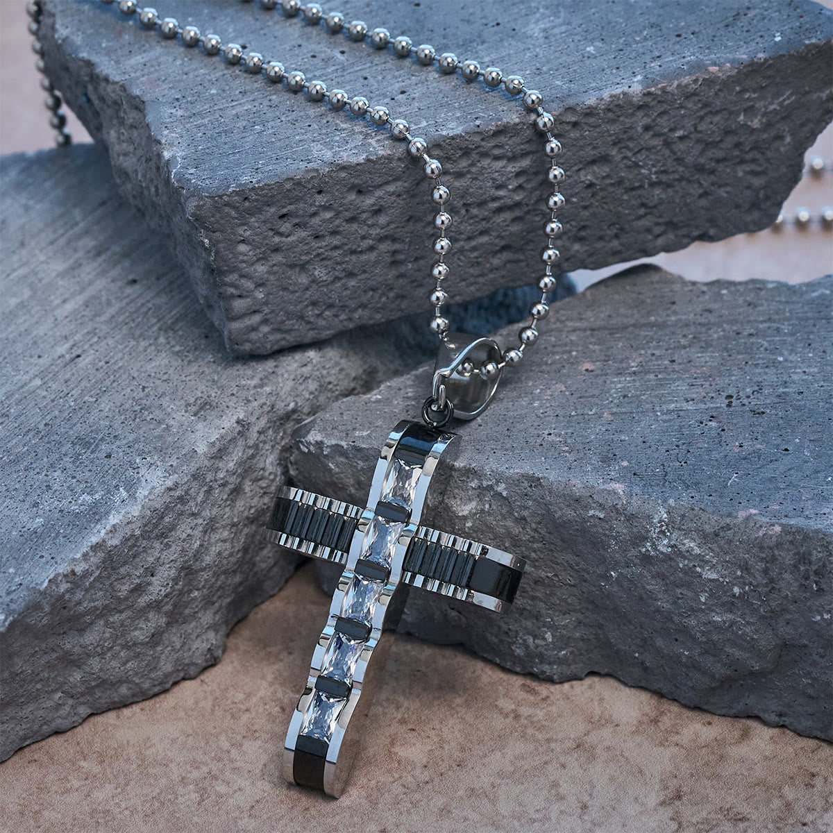 Collar de cruz de circonitas de aleación de 4 colores: pequeño amuleto diario de fe para un estilo personal
