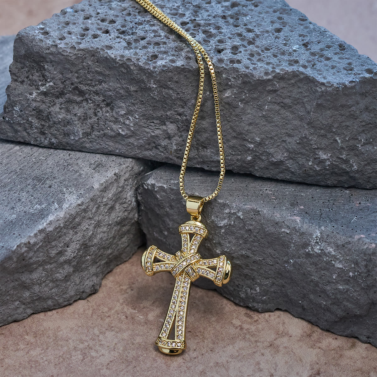 Collar de Cobre con Circones en Cruz y Nudo: Recordatorio Diario de Fe y Resplandor