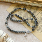 Pulsera de Rosario de Piedra de Llama de 6mm con Resplandor UV: Textura Ceniza y Devoción Iluminada