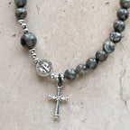 Pulsera de Rosario de Piedra de Llama de 6mm con Resplandor UV: Textura Ceniza y Devoción Iluminada