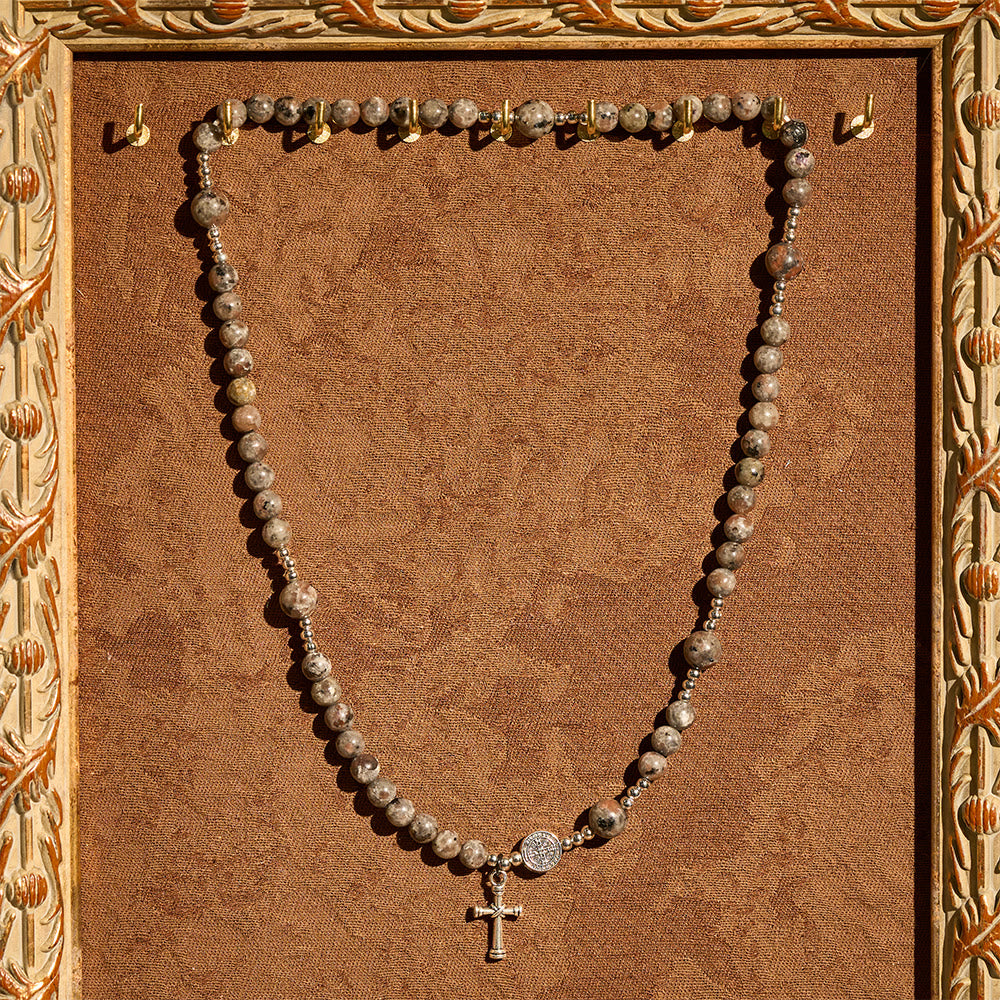 Pulsera de Rosario de Piedra de Llama de 6mm con Resplandor UV: Textura Ceniza y Devoción Iluminada