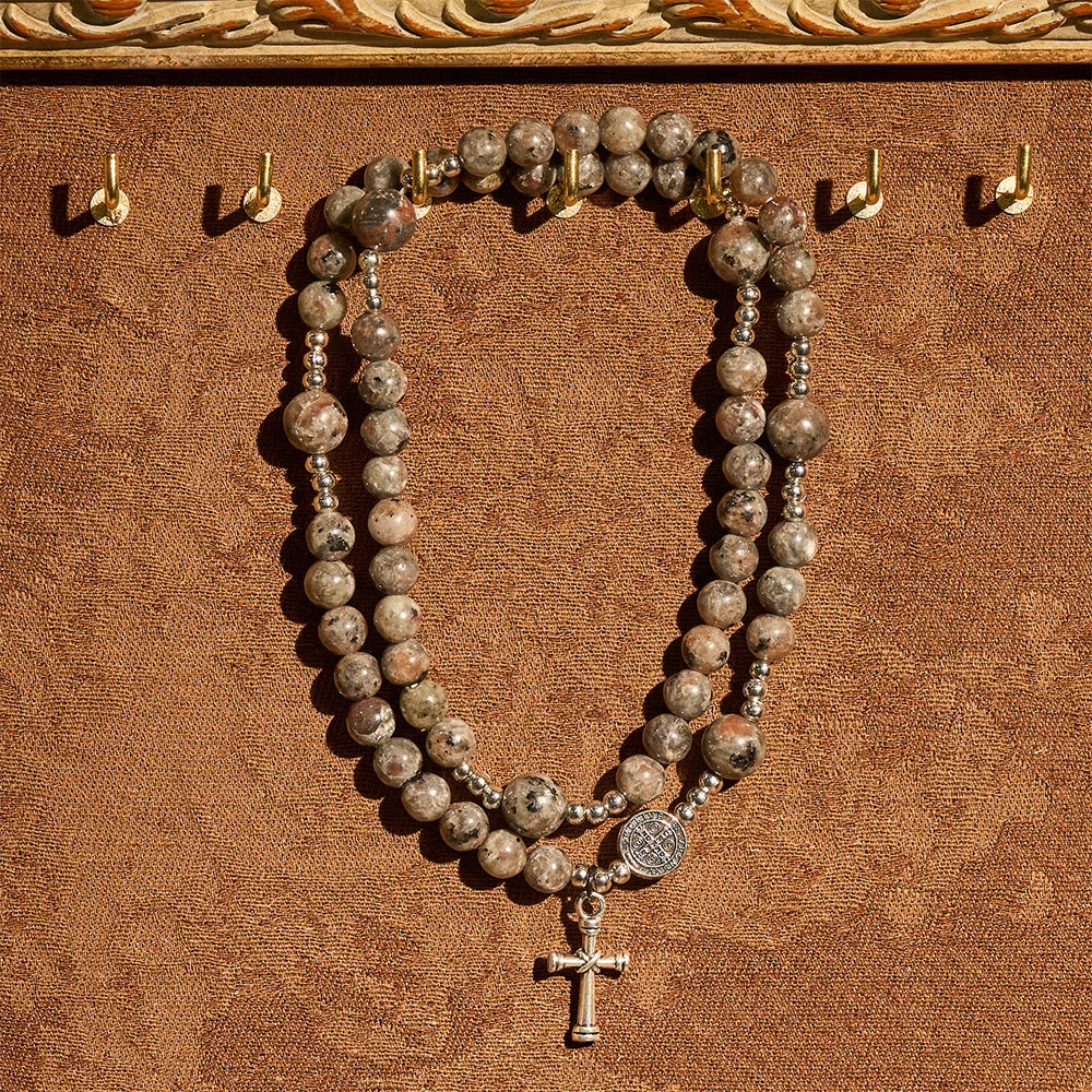Pulsera de Rosario de Piedra de Llama de 6mm con Resplandor UV: Textura Ceniza y Devoción Iluminada