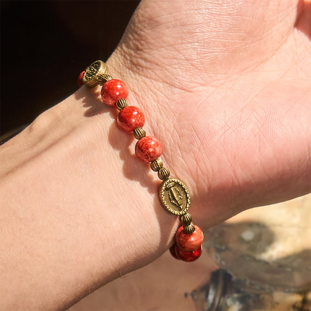 Pulsera de Vidrio Rojo y Verde Vintage con Medalla Milagrosa: Recordatorio de Fe y Gracia para Uso Diario