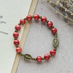Pulsera de Vidrio Rojo y Verde Vintage con Medalla Milagrosa: Recordatorio de Fe y Gracia para Uso Diario