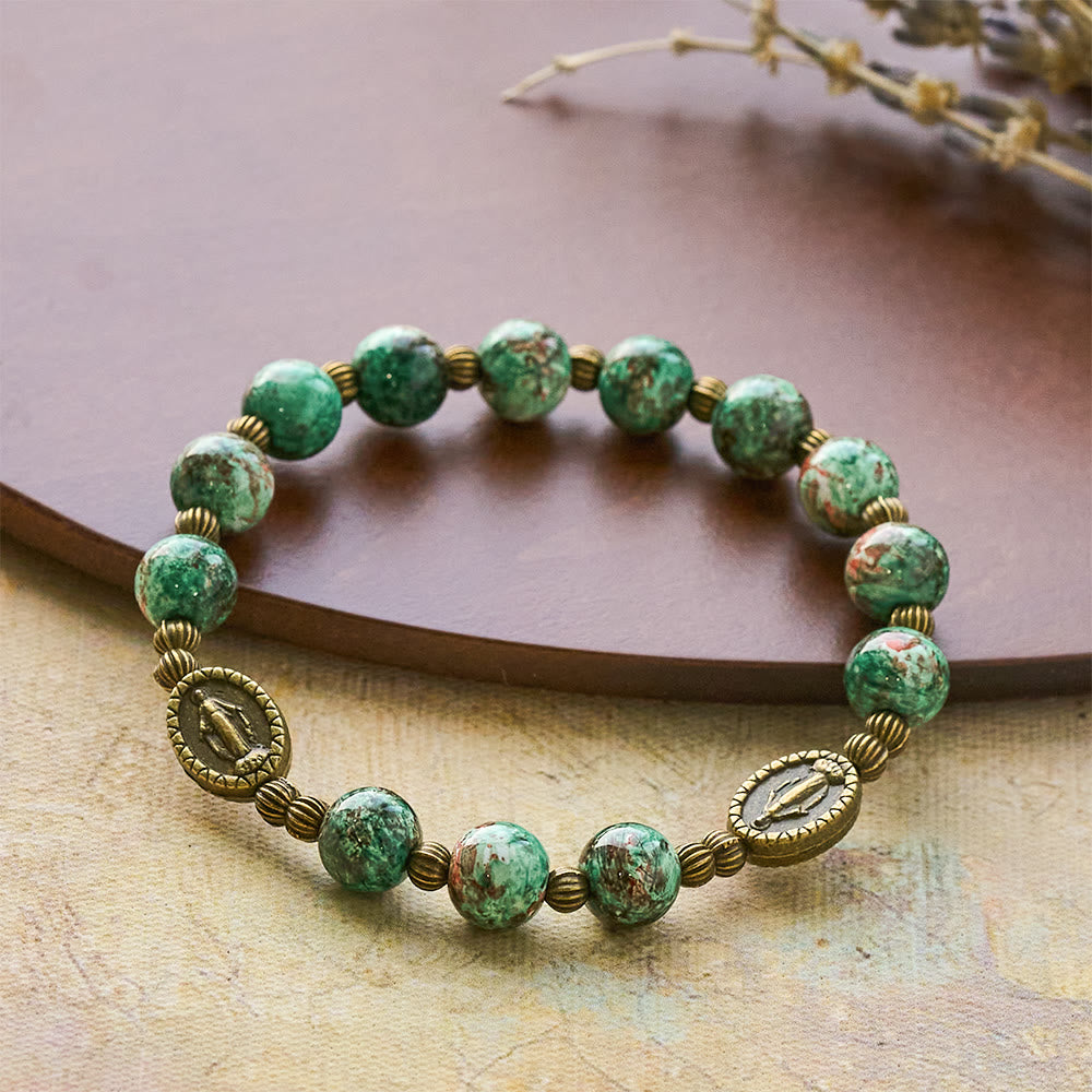 Pulsera de Vidrio Rojo y Verde Vintage con Medalla Milagrosa: Recordatorio de Fe y Gracia para Uso Diario