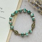 Pulsera de Vidrio Rojo y Verde Vintage con Medalla Milagrosa: Recordatorio de Fe y Gracia para Uso Diario