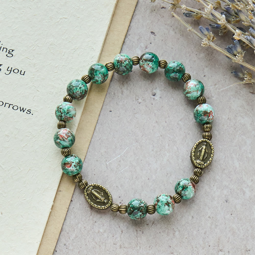 Pulsera de Vidrio Rojo y Verde Vintage con Medalla Milagrosa: Recordatorio de Fe y Gracia para Uso Diario