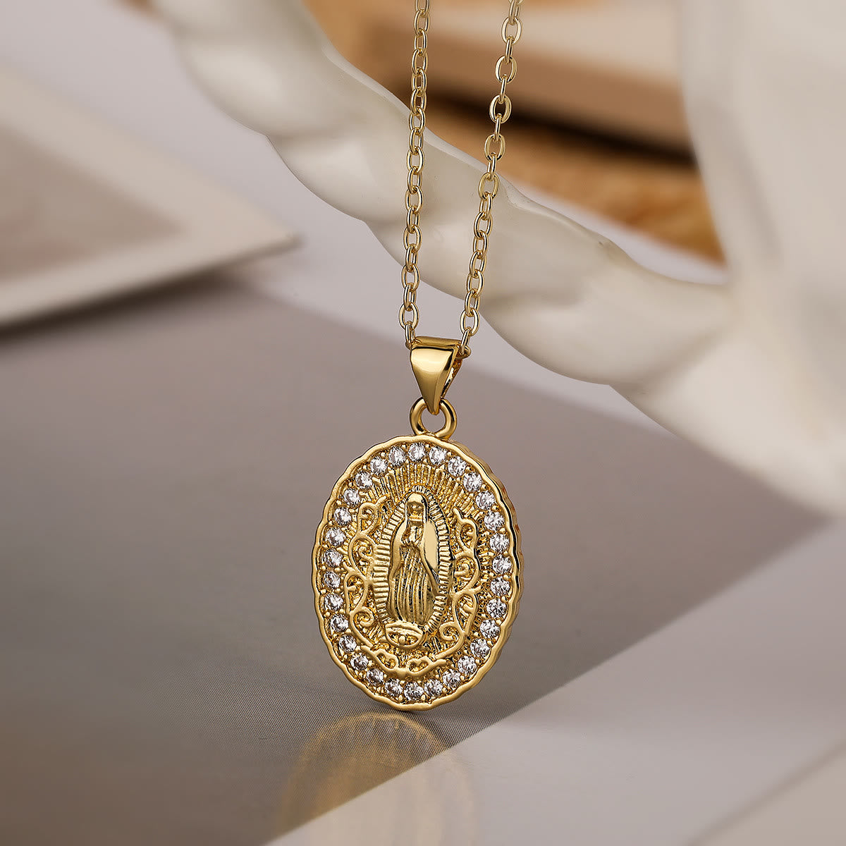 Collar Nuestra Señora Three-Design: Compañero Constante para Rutinas Tranquilas