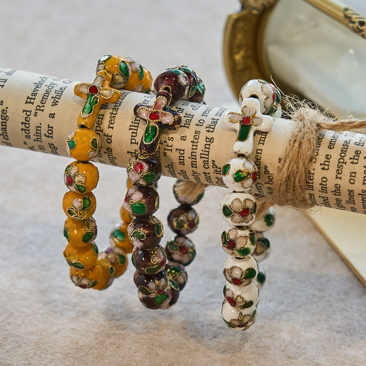 Piezas de filigrana esmaltada Cloisonné con motivos de fe: un rico consuelo con simbolismo sagrado