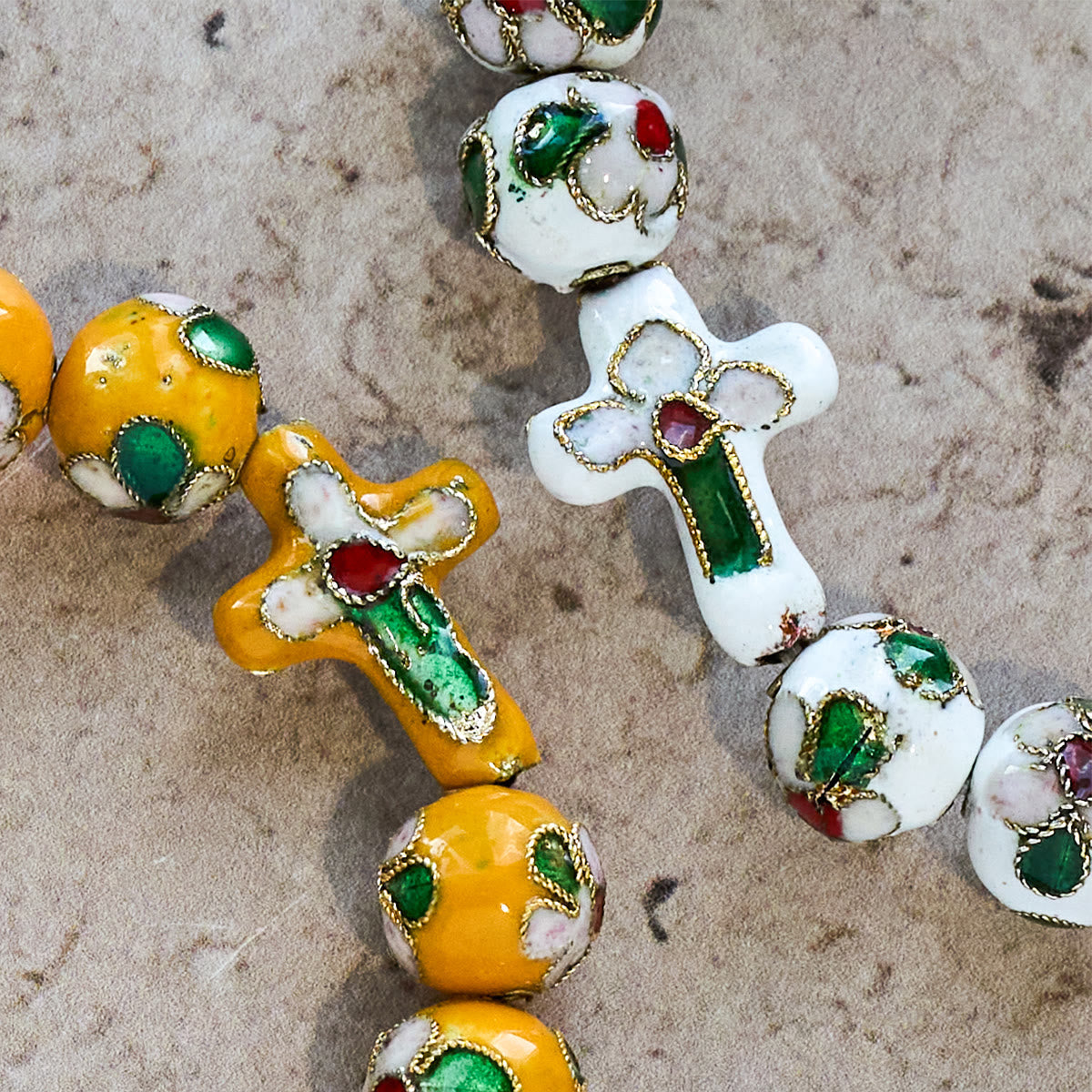 Piezas de filigrana esmaltada Cloisonné con motivos de fe: un rico consuelo con simbolismo sagrado
