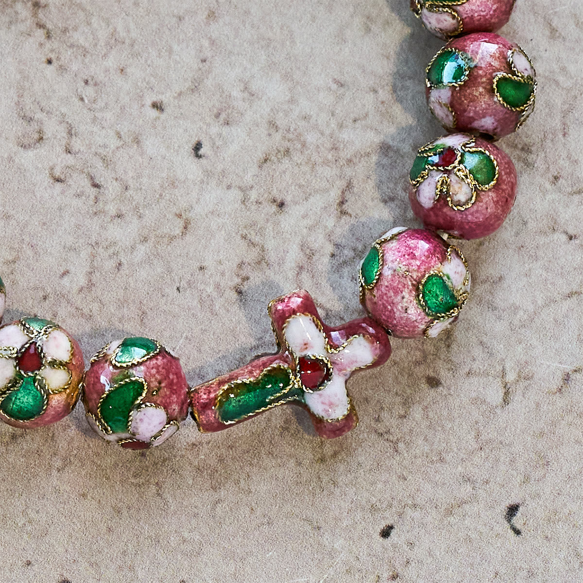 Piezas de filigrana esmaltada Cloisonné con motivos de fe: un rico consuelo con simbolismo sagrado