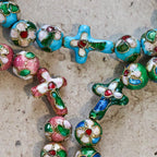 Piezas de filigrana esmaltada Cloisonné con motivos de fe: un rico consuelo con simbolismo sagrado
