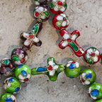 Piezas de filigrana esmaltada Cloisonné con motivos de fe: un rico consuelo con simbolismo sagrado