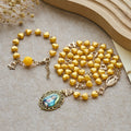 Set de rosario y pulsera de cuentas de corazón amarillo: Compañero tierno de la gracia diaria