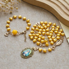 Set de rosario y pulsera de cuentas de corazón amarillo: Compañero tierno de la gracia diaria