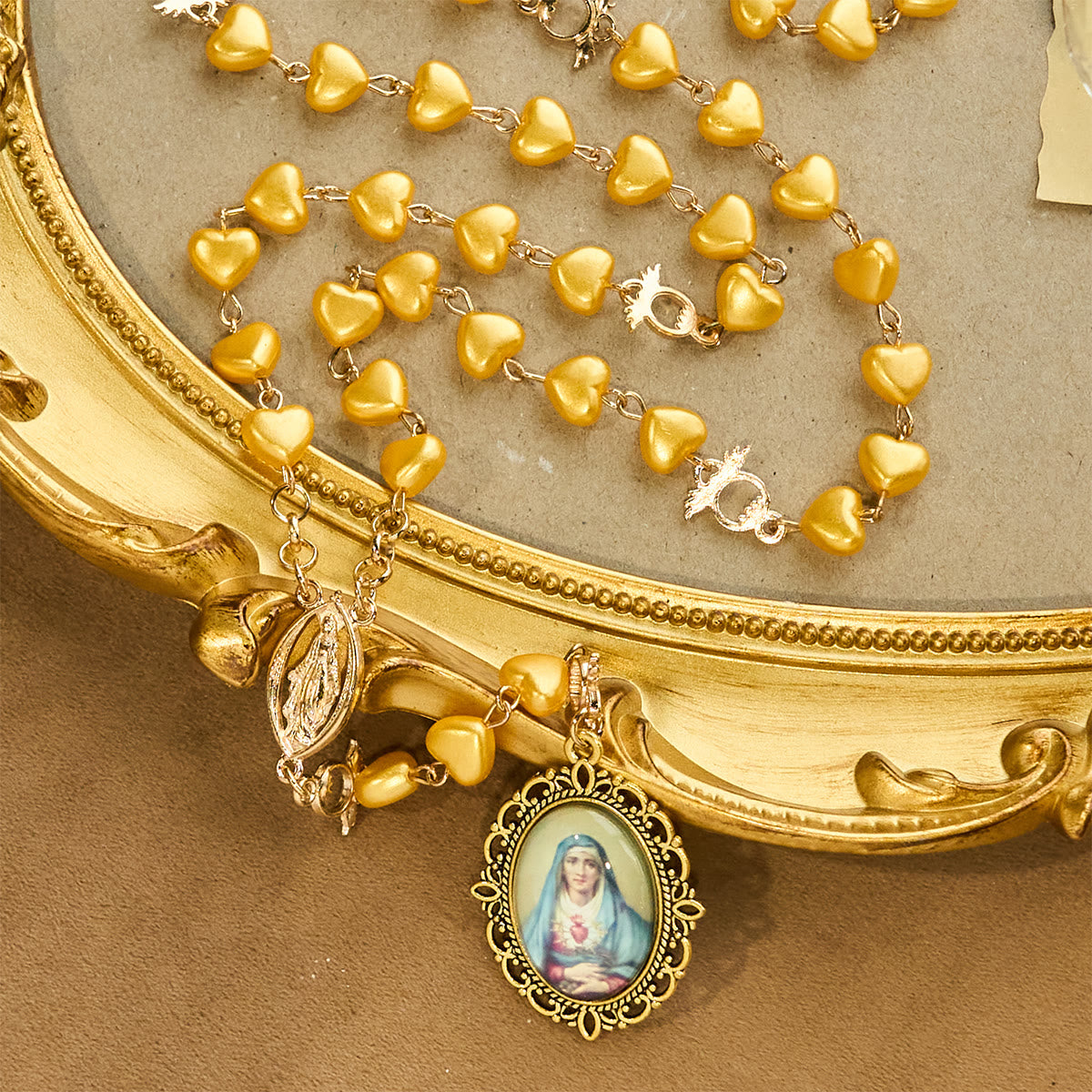 Set de rosario y pulsera de cuentas de corazón amarillo: Compañero tierno de la gracia diaria