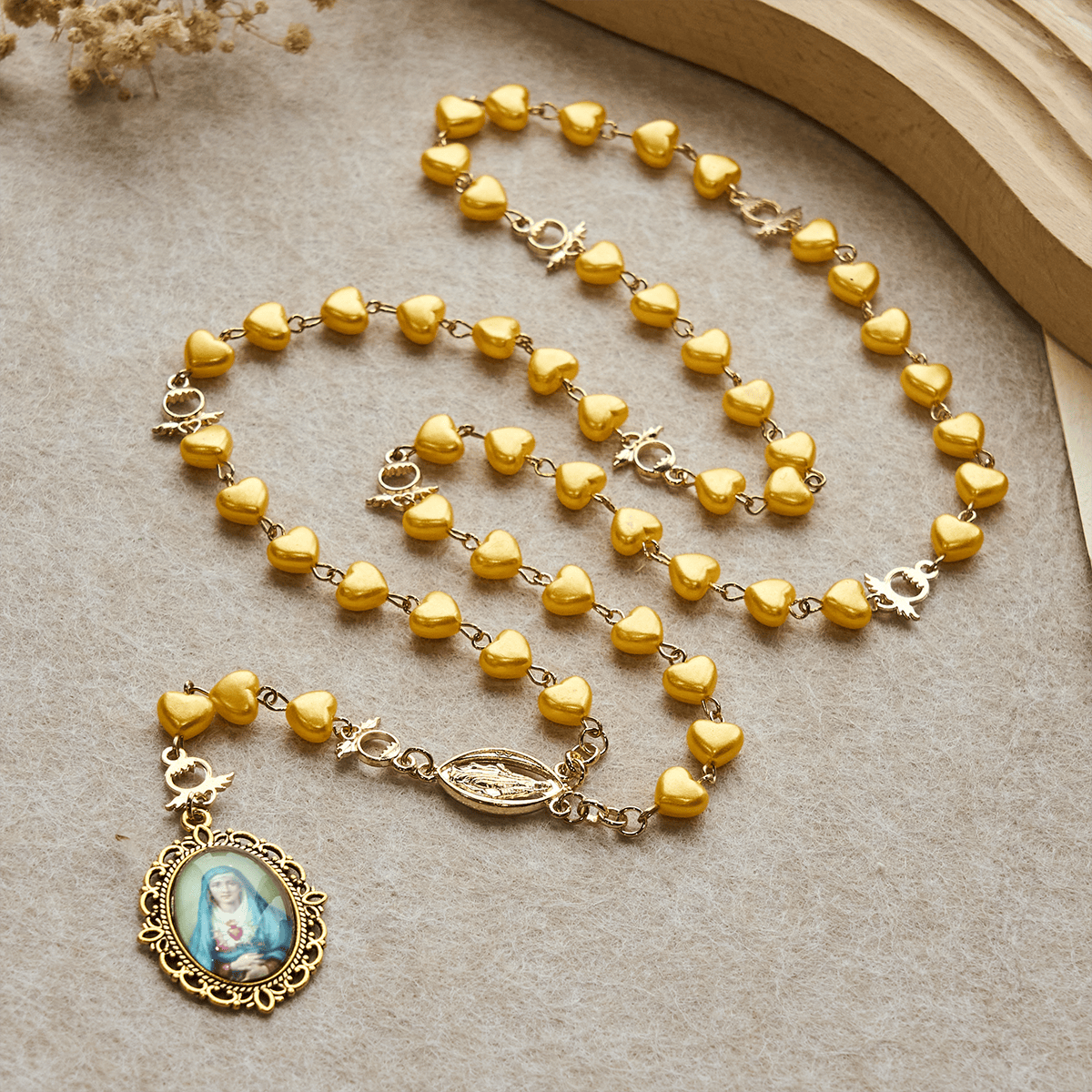 Set de rosario y pulsera de cuentas de corazón amarillo: Compañero tierno de la gracia diaria