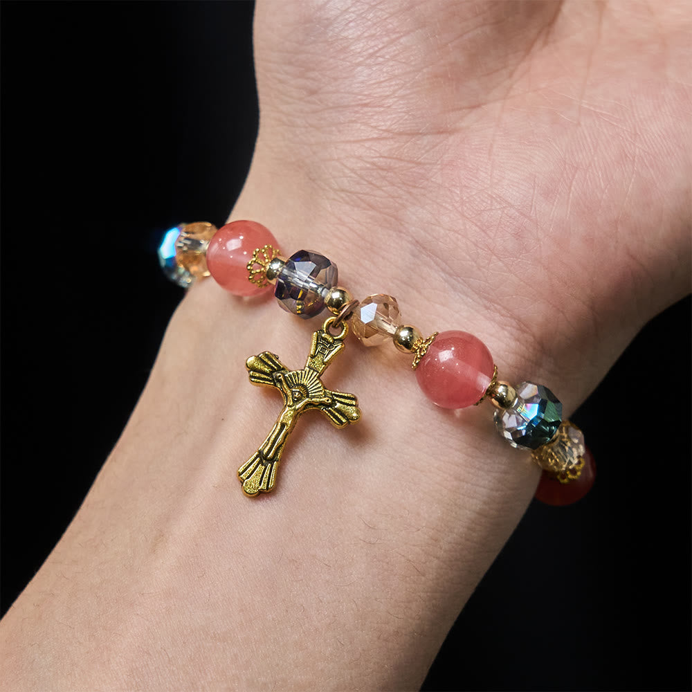 Pulsera de cuentas facetadas de cristal rosa con crucifijo dorado: Fe deslumbrante para el estilo diario