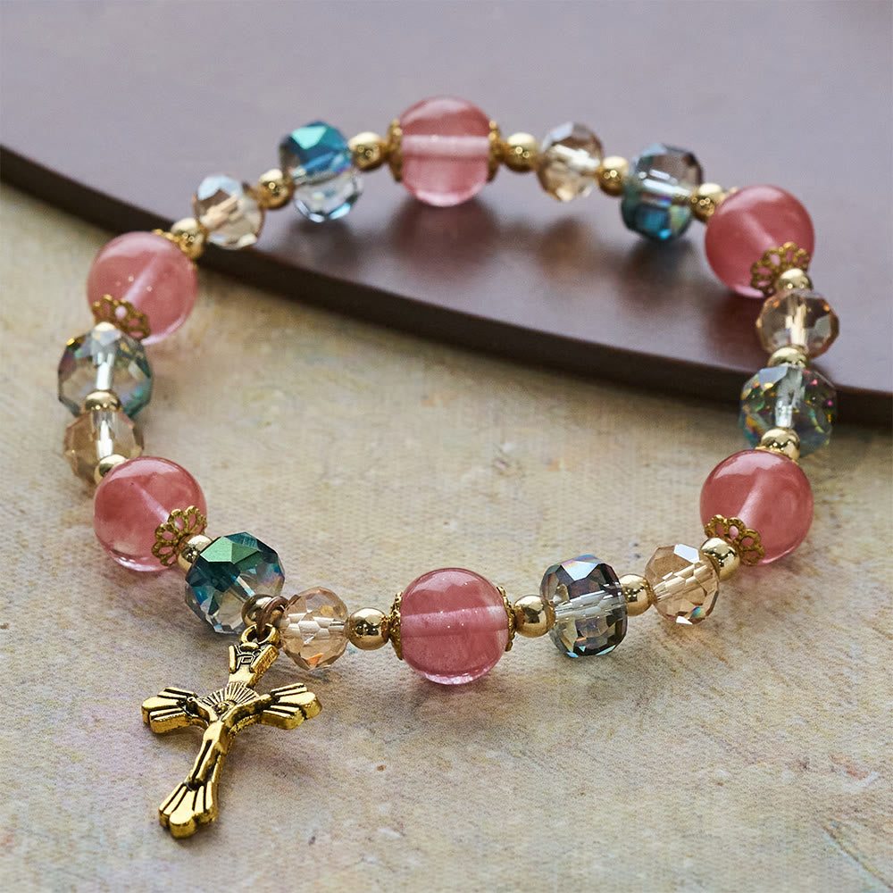 Pulsera de cuentas facetadas de cristal rosa con crucifijo dorado: Fe deslumbrante para el estilo diario