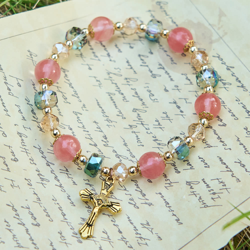 Pulsera de cuentas facetadas de cristal rosa con crucifijo dorado: Fe deslumbrante para el estilo diario