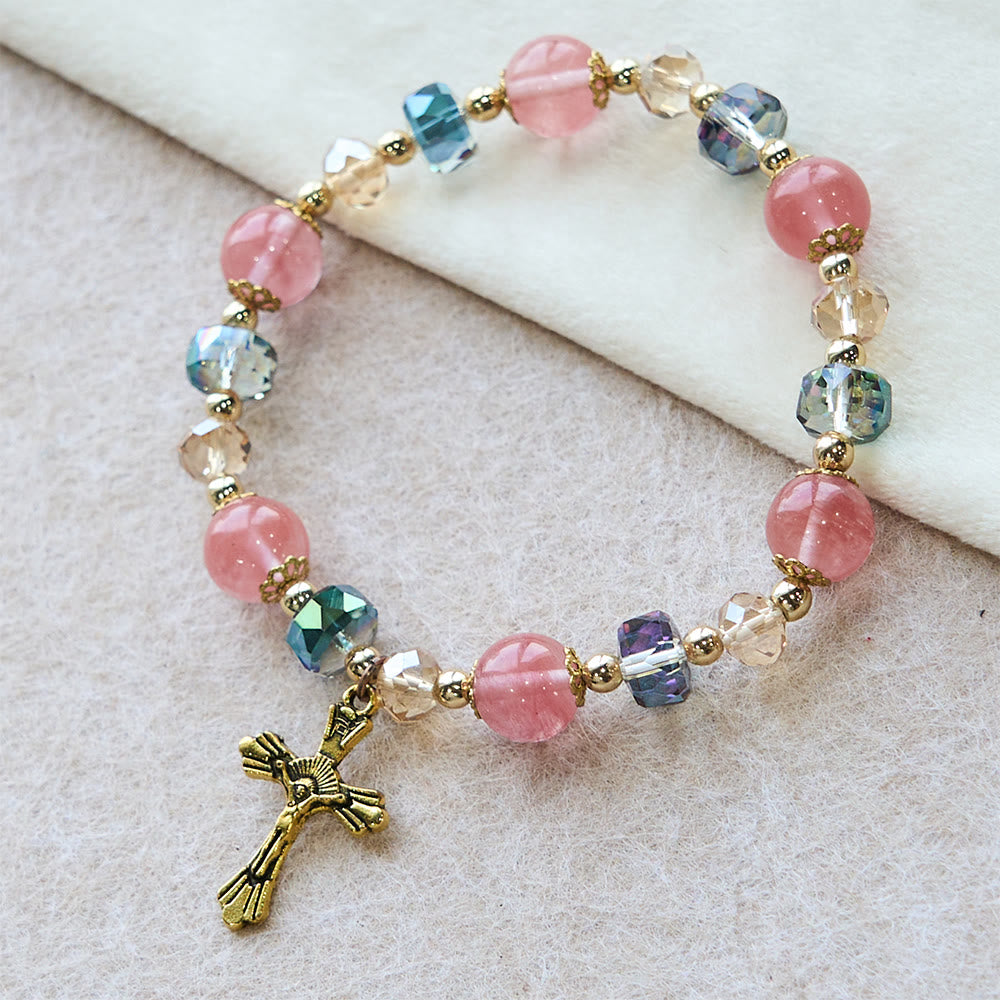 Pulsera de cuentas facetadas de cristal rosa con crucifijo dorado: Fe deslumbrante para el estilo diario