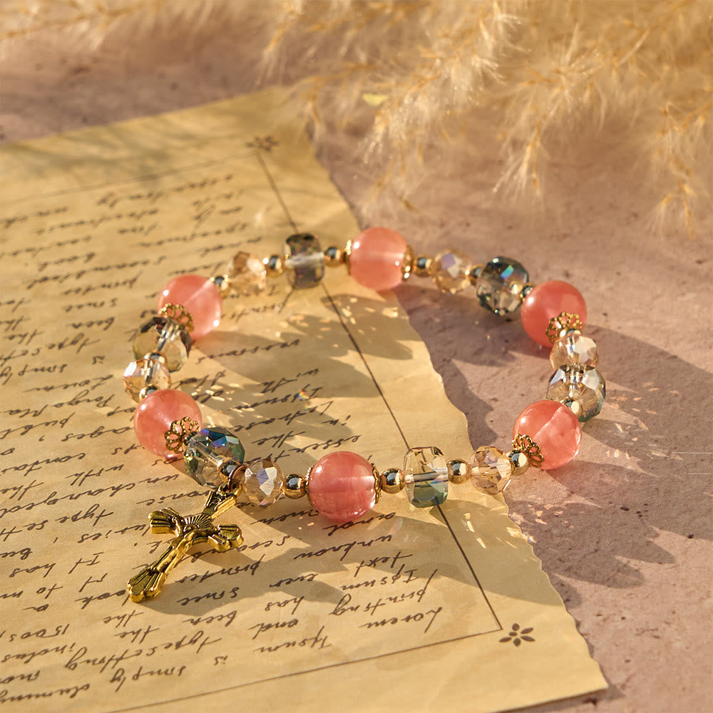 Pulsera de cuentas facetadas de cristal rosa con crucifijo dorado: Fe deslumbrante para el estilo diario