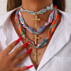 Pañuelo con estampado vibrante con serie de collares de cruz: devoción elegante para uso diario