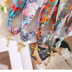 Pañuelo con estampado vibrante con serie de collares de cruz: devoción elegante para uso diario