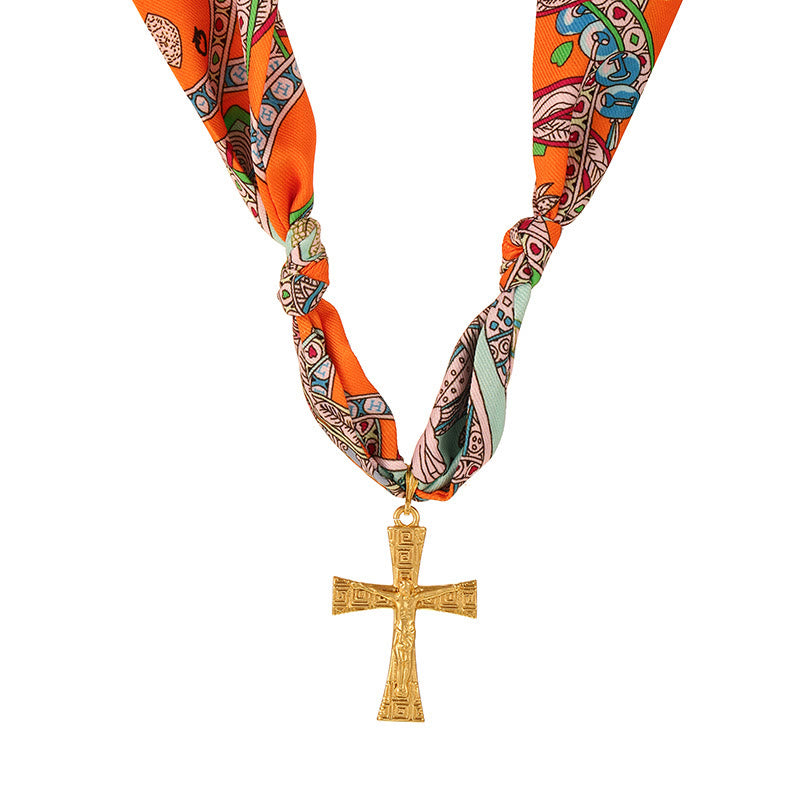 Pañuelo con estampado vibrante con serie de collares de cruz: devoción elegante para uso diario