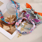 Pañuelo con estampado vibrante con serie de collares de cruz: devoción elegante para uso diario