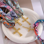 Pañuelo con estampado vibrante con serie de collares de cruz: devoción elegante para uso diario